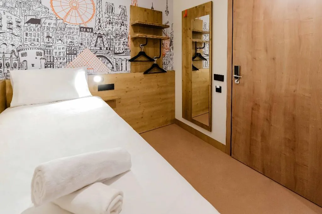 SINGLE STANDARD Room, easyHotel Alicante Centro, Costa Blanca