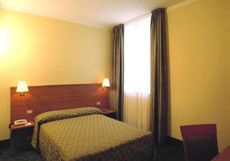 Room, Re Lissone, Milan
