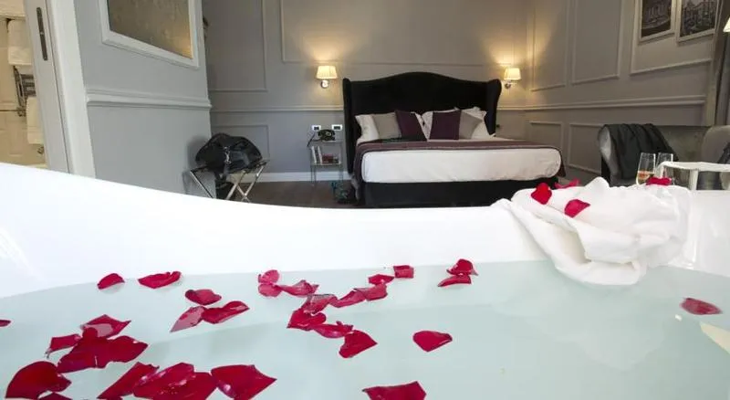 SUITE CLASSIC Room, Relais Leone, Rome