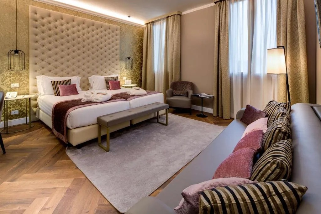 QUADRUPLE DELUXE WITH VIEWS Room, CHC Continental, BW Premier Collection, Venice