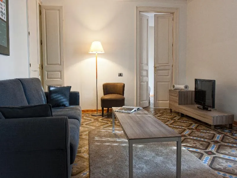 APARTMENT CAPACITY 7 THREE BEDROOMS Room, MH Apartments Tetuan, Barcelona