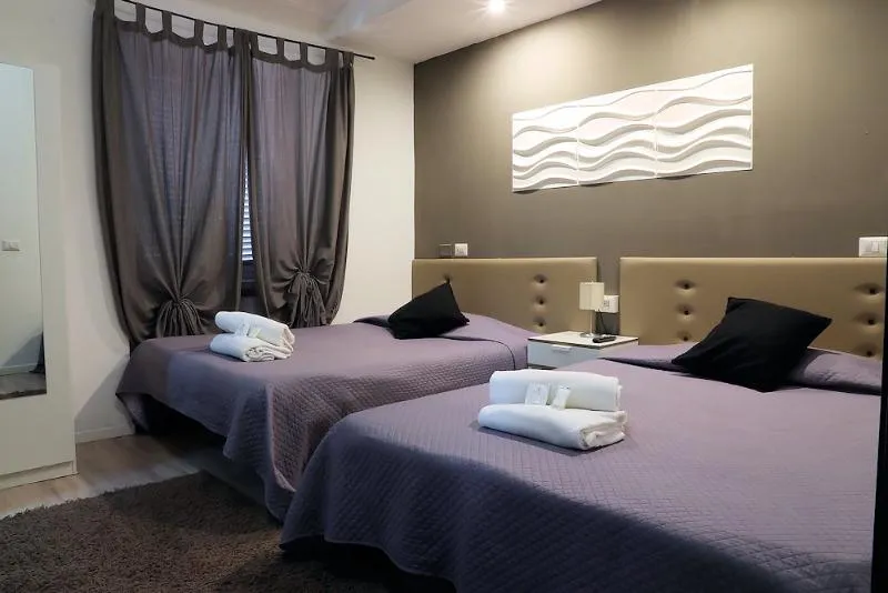 QUADRUPLE ECONOMY WITH SHARED BATHROOM Room, Guest House Minas, Milan