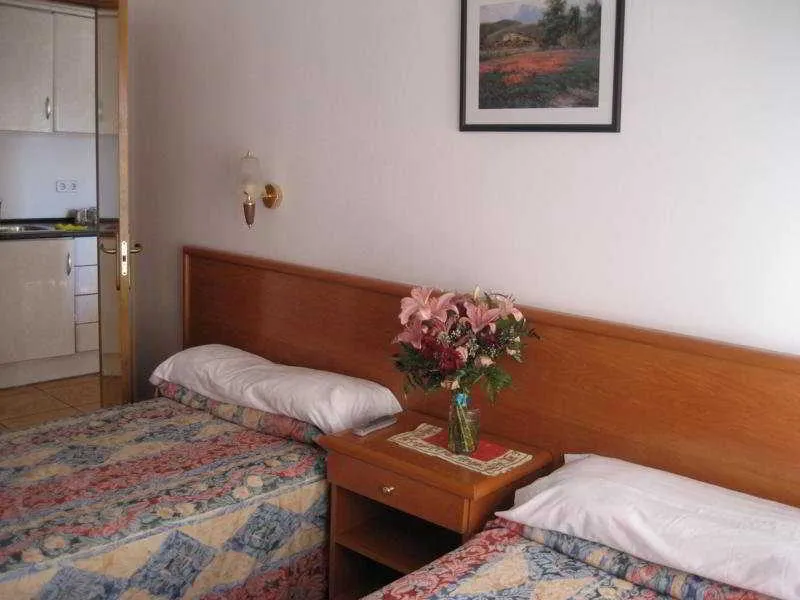 Room, Blanco y Negro, Costa Brava