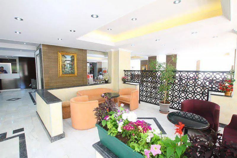 Lobby, Myra, Dalaman