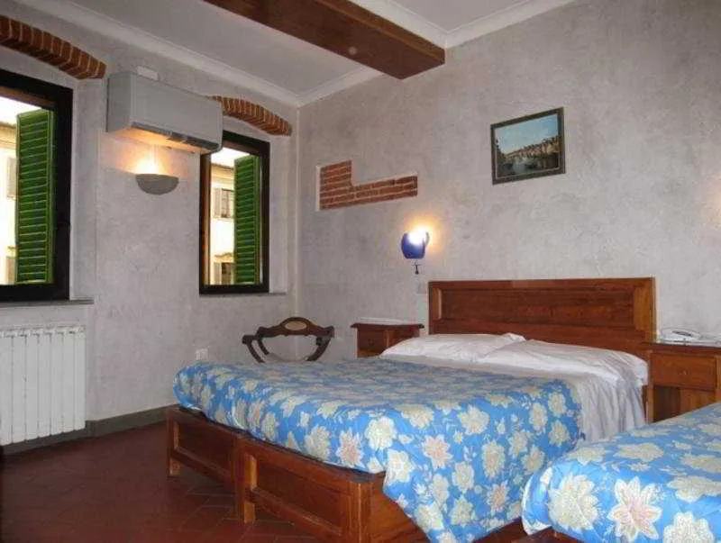 Room, Lorena, Florence