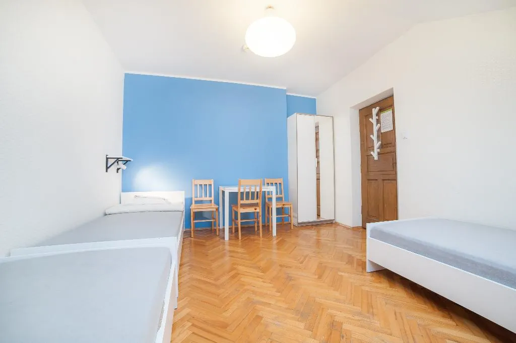 TRIPLE WITH SHARED BATHROOM Room, Dizzy Daisy Hostel, Krakow