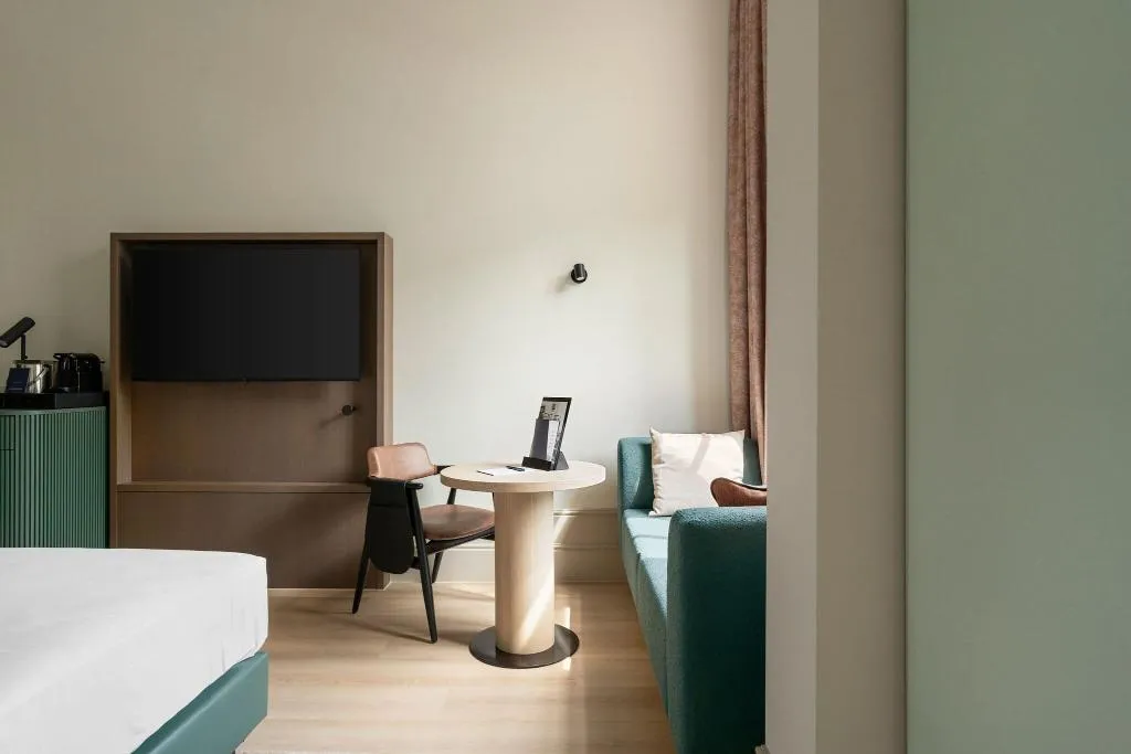DOUBLE DELUXE QUEEN BED Room, College Hotel Amsterdam, Autograph Collection, Amsterdam