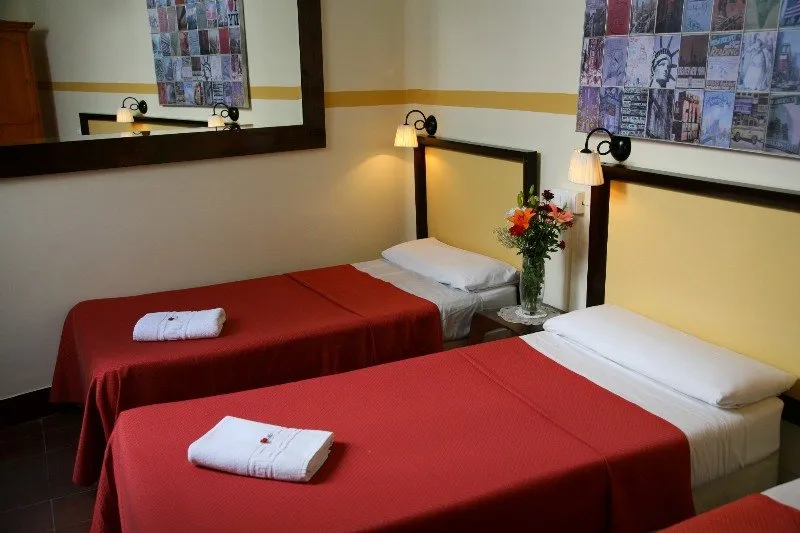 Room, Nuevo Suizo, Seville