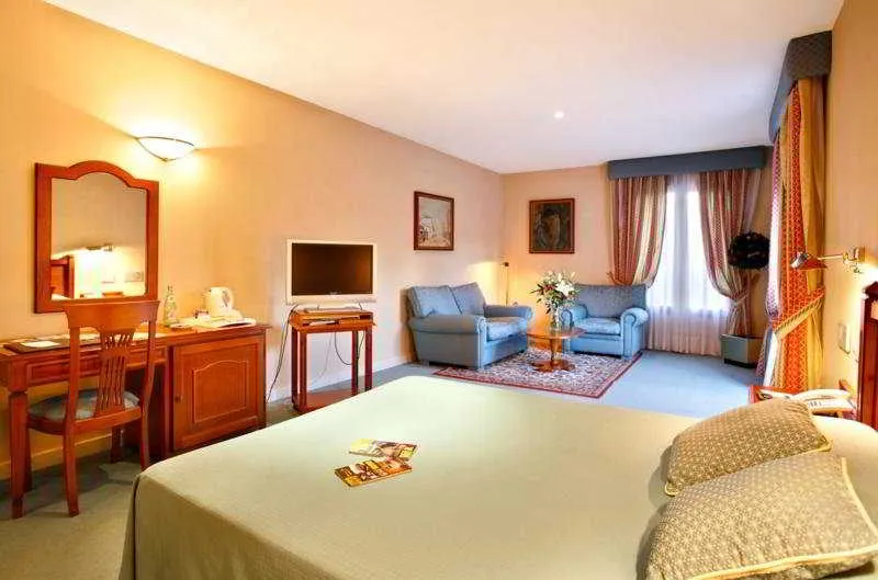 Room, MC Plaza de Santiago, Madrid
