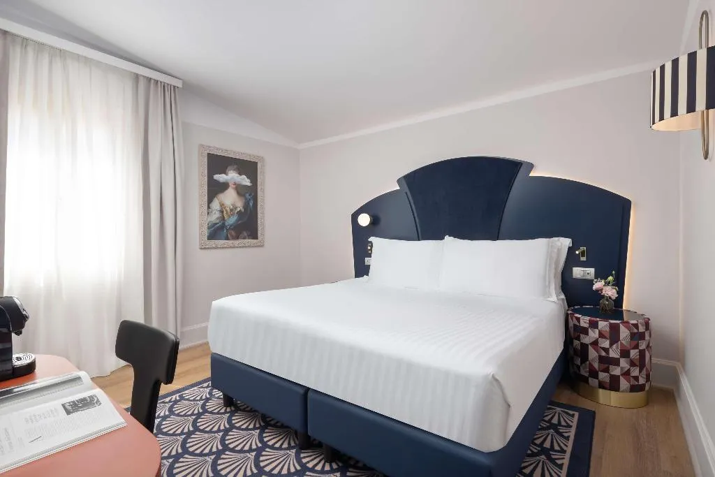 Room, Anglo American Hotel Florence, Curio Collection, Florence