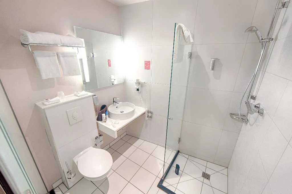 DOUBLE DELUXE Room, Leonardo Hotel Utrecht City Center, Amsterdam
