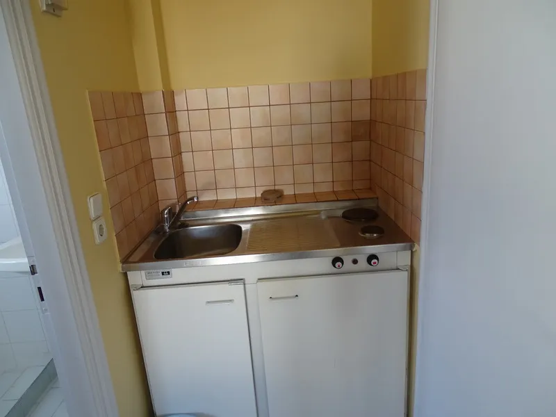 Room, Mariona, Samos