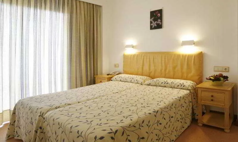 Room, Jade, Majorca