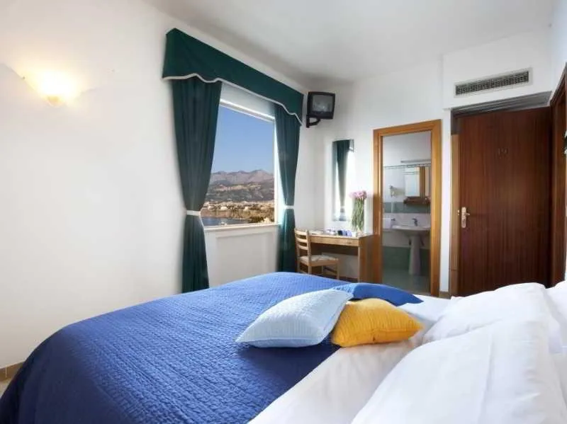 Room, Settimo Cielo, Naples