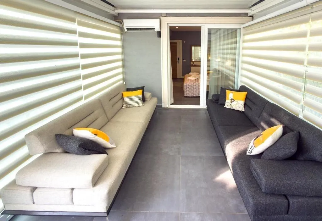 Room, Un Amor Hotel, Dalaman