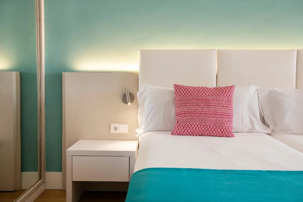 TRIPLE DELUXE SEA VIEW Room, Leonardo Royal Hotel Mallorca, Majorca