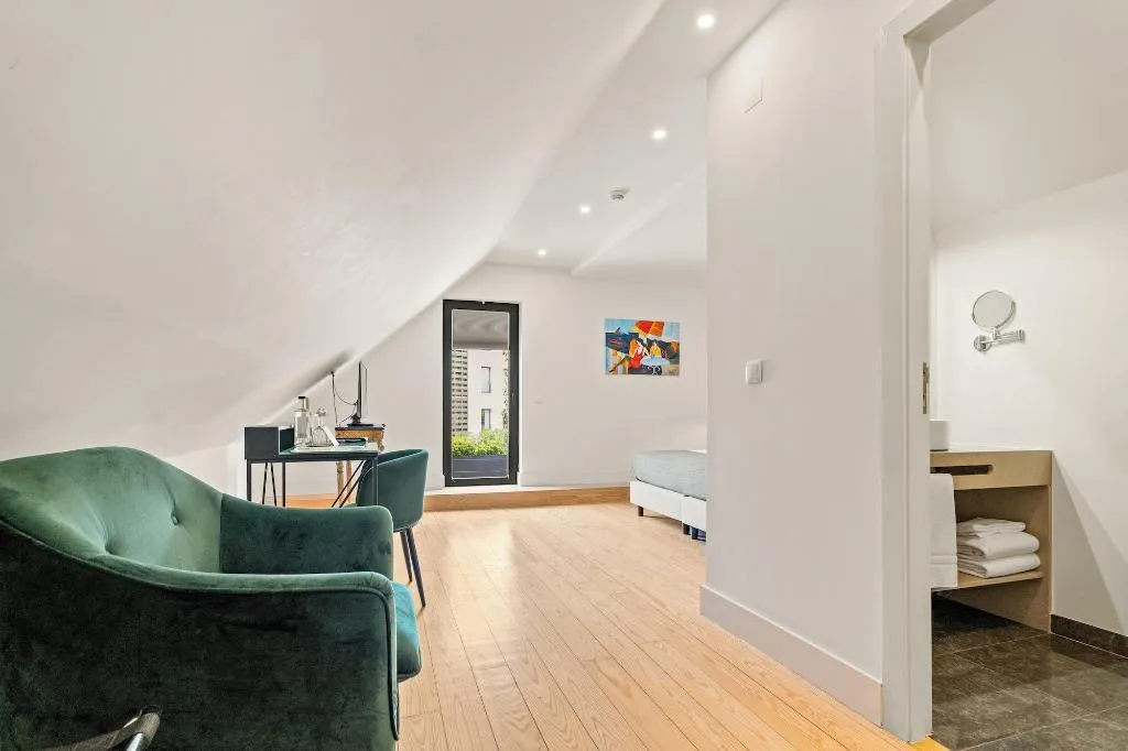 Room, Jardim Da Lapa By Shiadu, Lisbon