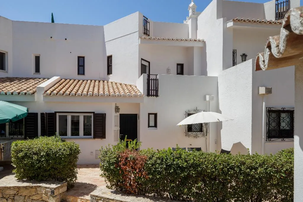 TOWNHOME THREE BEDROOMS TWO BATHROOMS Room, Vale Do Lobo Resort, Algarve
