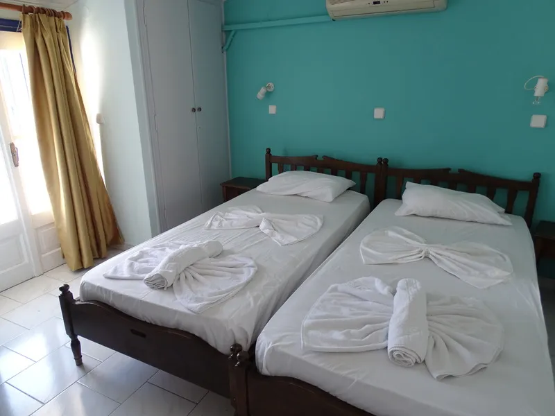 Room, Mariona, Samos