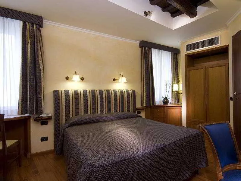 Room, La Fenice, Rome