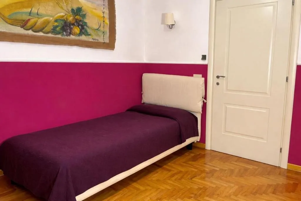 SINGLE STANDARD Room, Cappella Vecchia 11, Naples