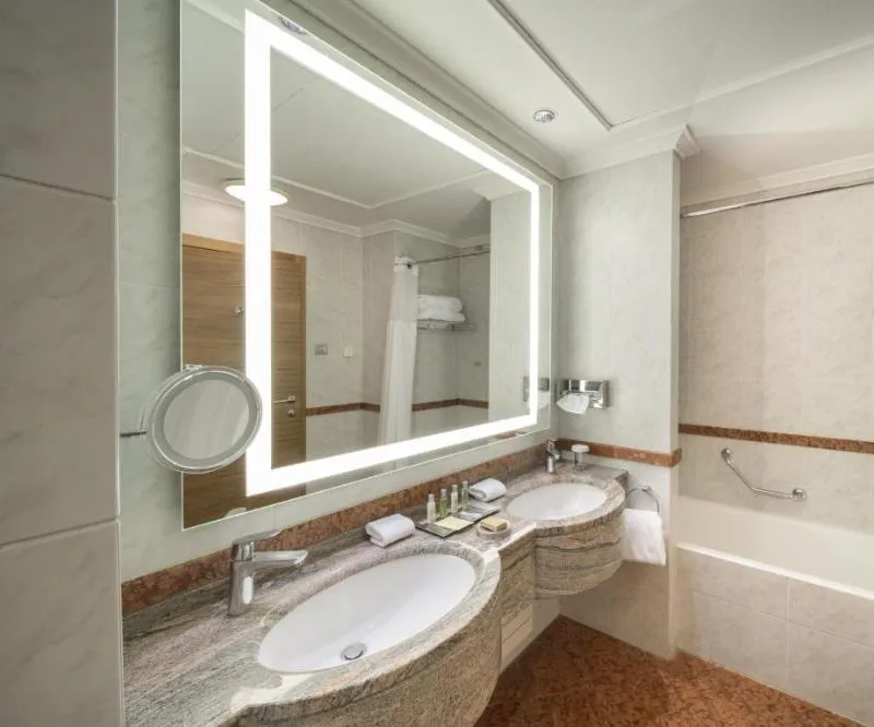 TWIN DELUXE GUEST ROOM Room, Hilton Milan, Milan