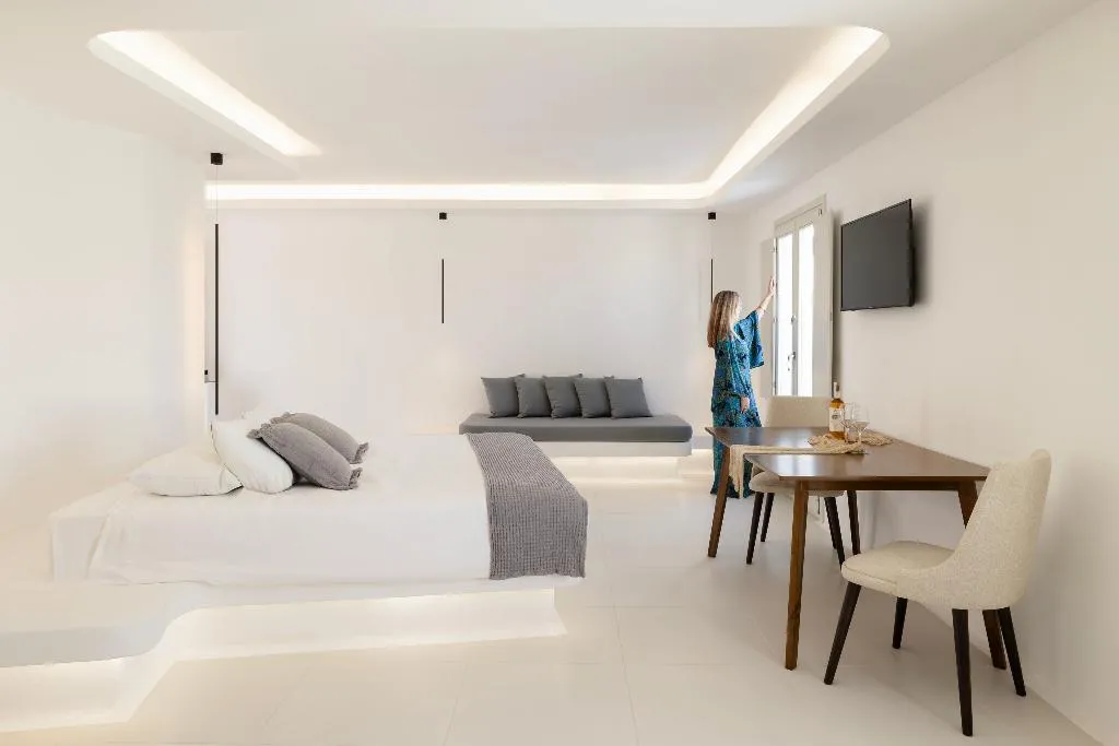 SUITE DELUXE GARDEN VIEW Room, Zannos Melathron Hotel By Omilos Hotels, Santorini