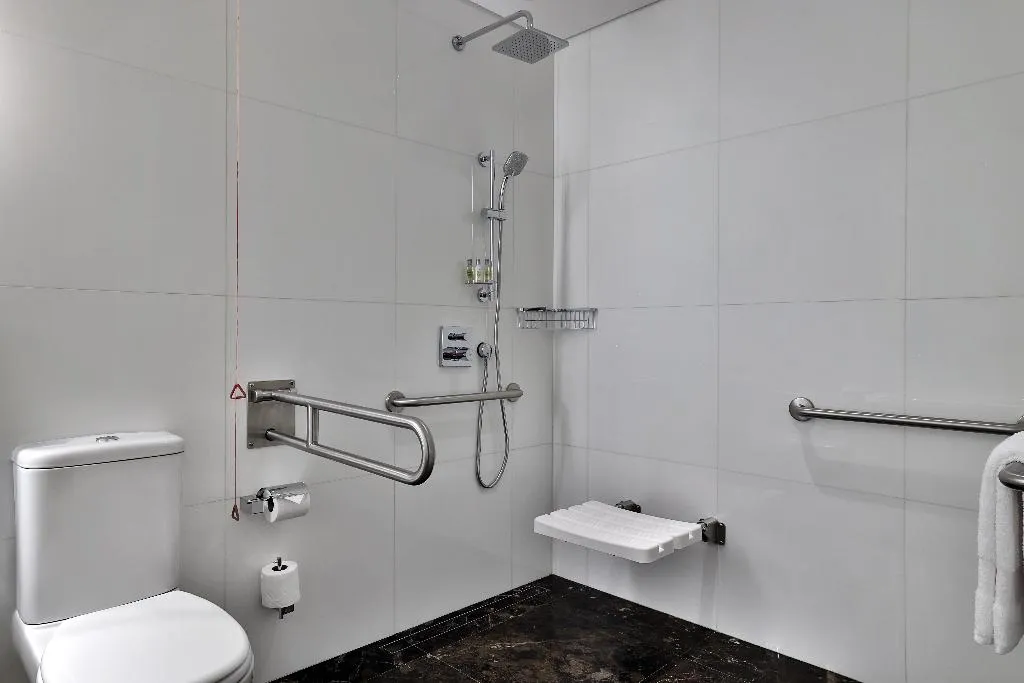 DOUBLE Accessible KING SIZE BED Room, Hilton Dubai Palm Jumeirah, Dubai