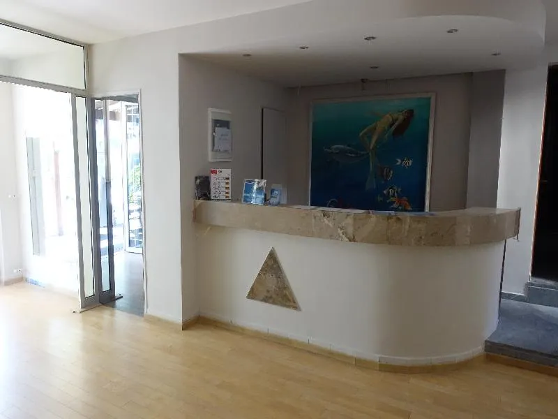Lobby, Bristol, Kos