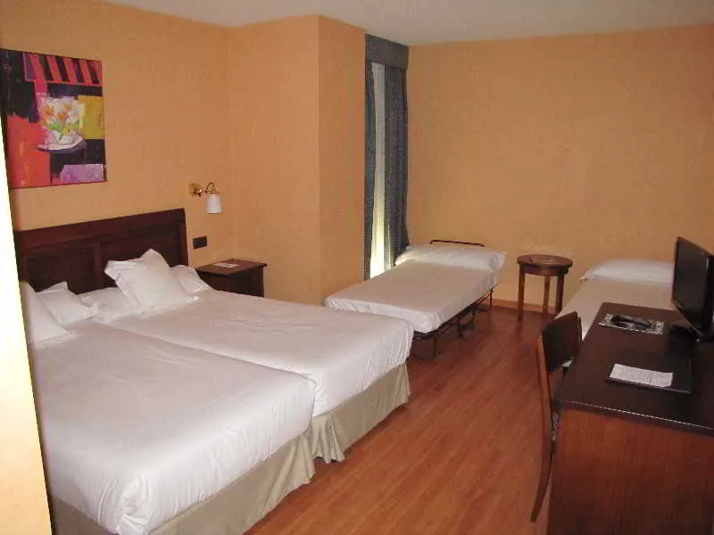 QUADRUPLE STANDARD Room, Las Provincias, Madrid