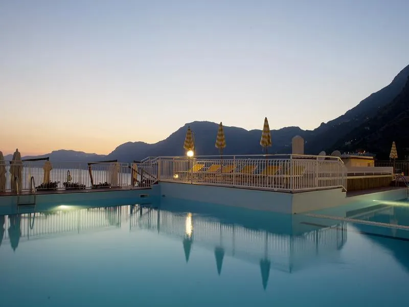 Pool, Tramonto D'oro, Naples