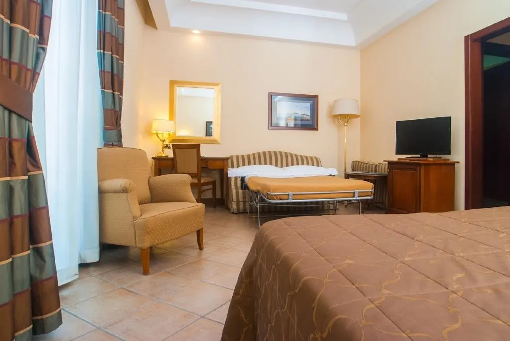 TRIPLE DELUXE Room, Le Cheminee Business Hotel, Naples