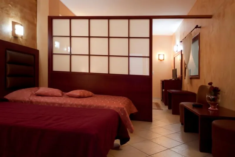 SUITE CAPACITY 4 Room, City Life Port Hotel, Crete