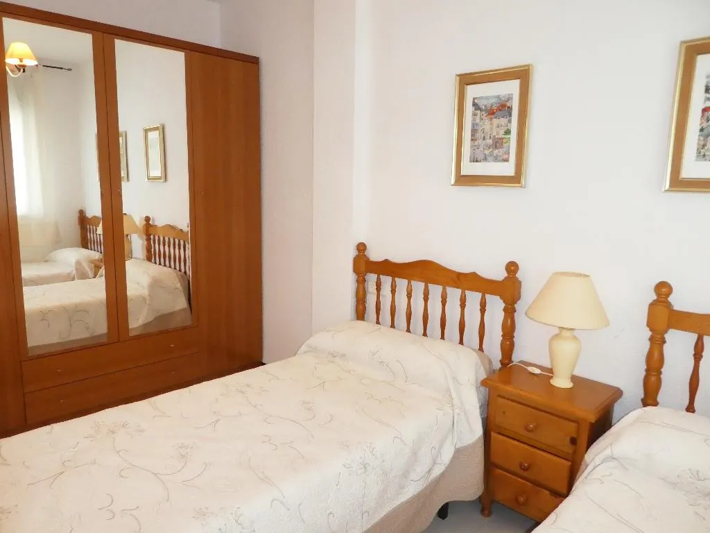 APARTMENT CAPACITY 6 TWO BEDROOMS Room, Apartamentos Surfing3000, Valencia