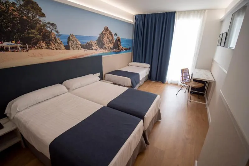 TRIPLE SUPERIOR Room, Don Juan Tossa, Costa Brava