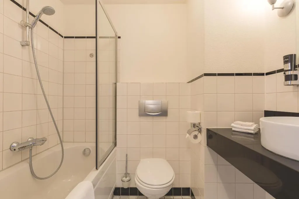 Room CAPACITY 4 Room, Leonardo Hotel IJmuiden Seaport Beach, Amsterdam