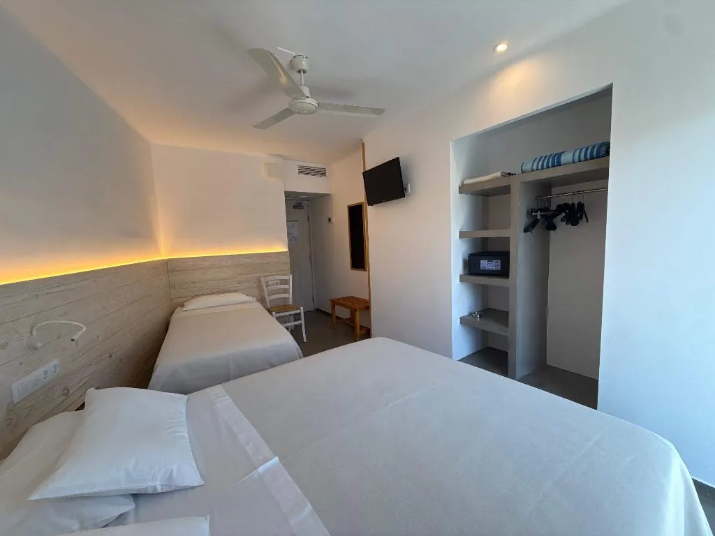TRIPLE WITH BALCONY Room, Hostal Rom, Costa Brava