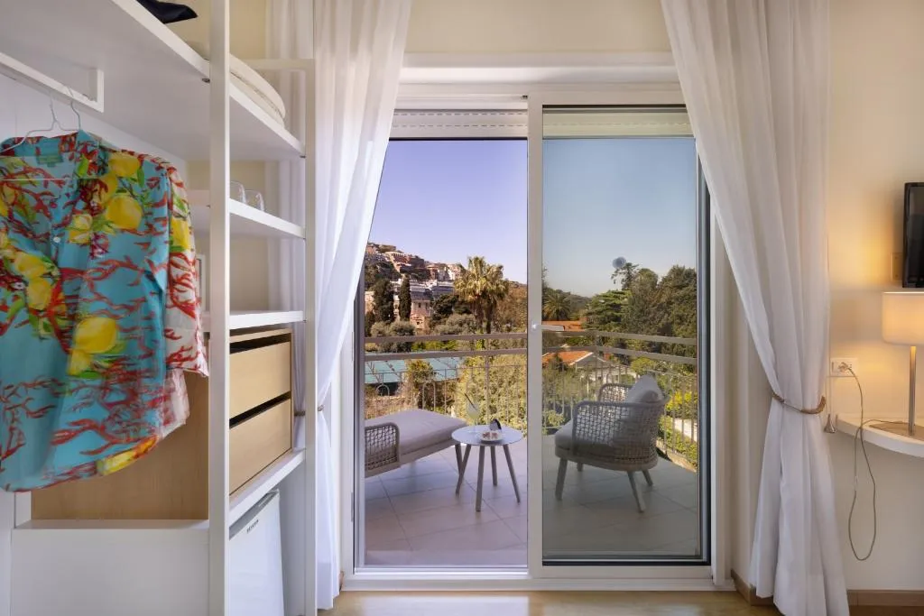 DOUBLE SEA VIEW WITH BALCONY Room, Hotel Regina Sorrento, Naples
