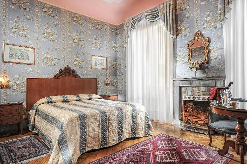 SINGLE QUEEN SIZE BED Room, Monna Lisa, Florence