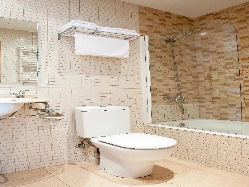 APARTMENT CAPACITY 4 TWO BEDROOMS Room, MH Apartments S. Familia, Barcelona