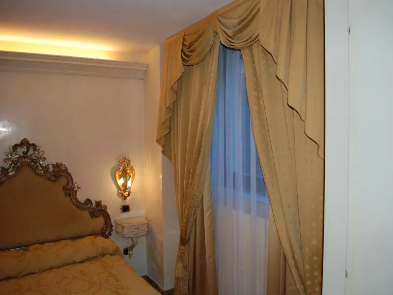 Room, Vecellio, Venice