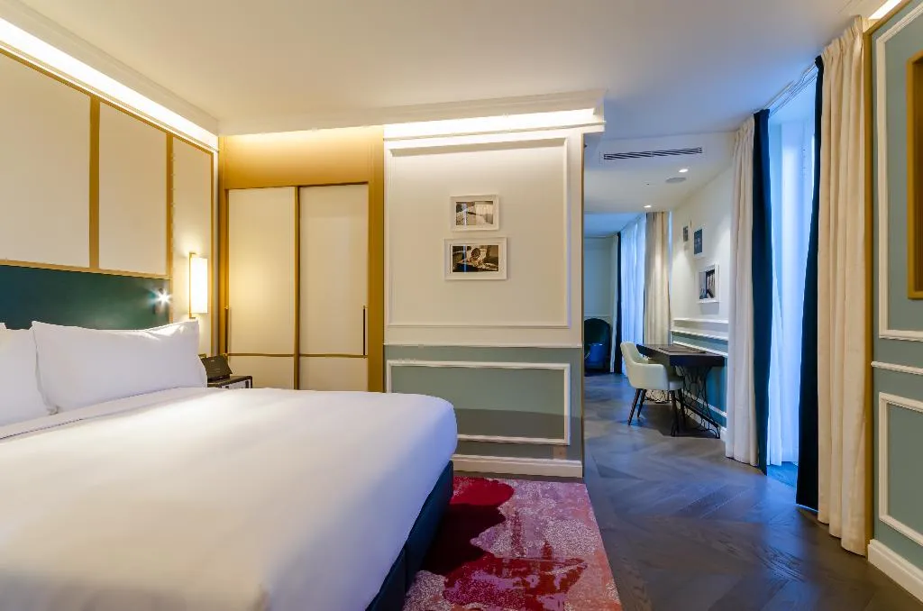 SUITE STANDARD Room, The Emerald House Lisbon, Curio Collection by Hilt, Lisbon