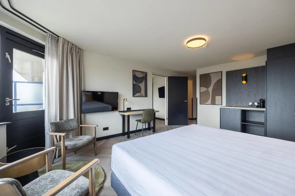 Room CAPACITY 4 Room, Leonardo Hotel IJmuiden Seaport Beach, Amsterdam