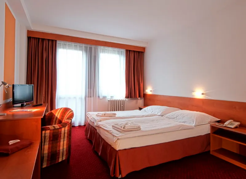 Room, Globus, Prague