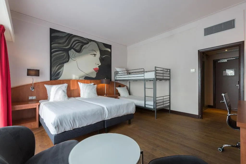 QUADRUPLE COMFORT Room, Leonardo Hotel Utrecht City Center, Amsterdam