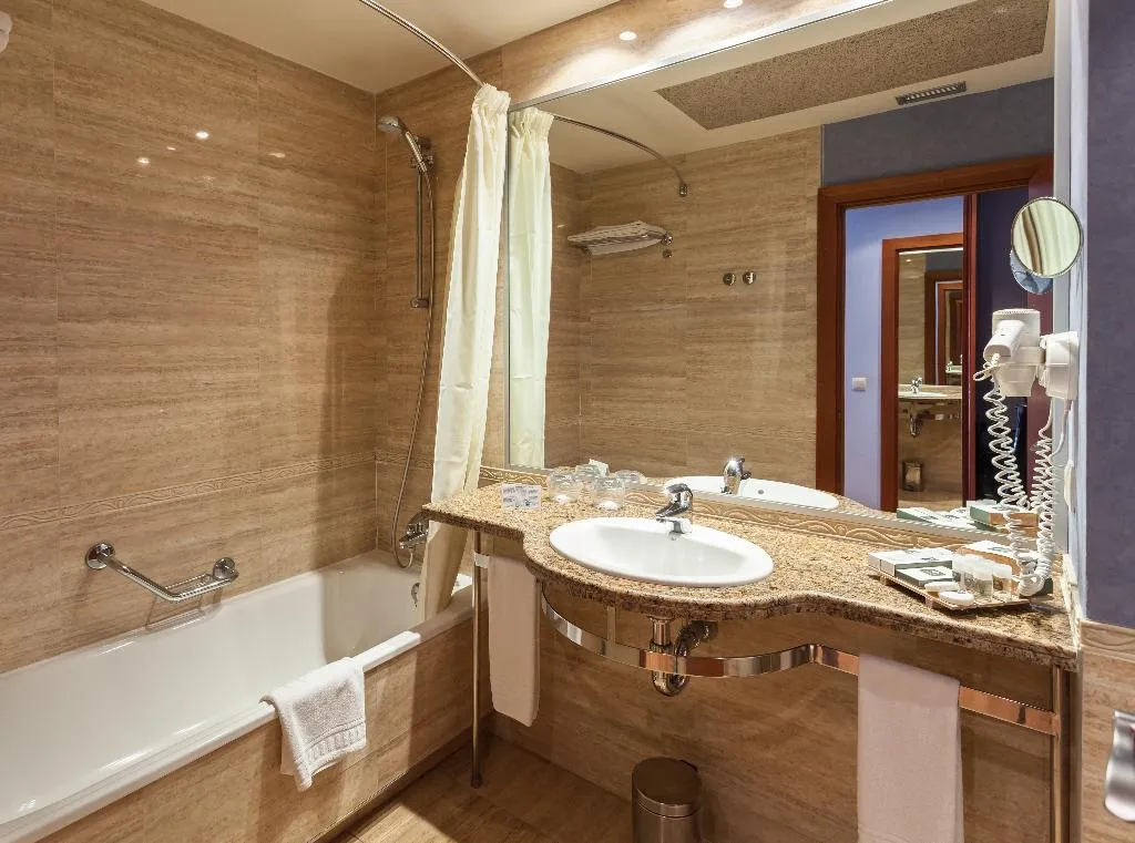 DOUBLE WITH BALCONY Room, Delfin, Costa Brava