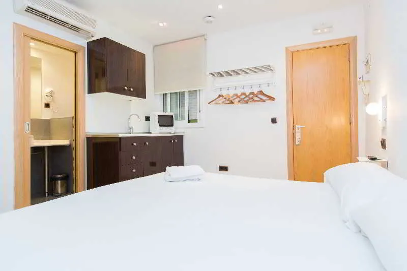 STUDIO STANDARD Room, AinB Las Ramblas-Colón Apartments, Barcelona