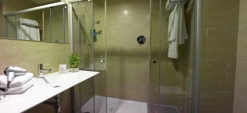 Room, H2 Fuenlabrada, Madrid