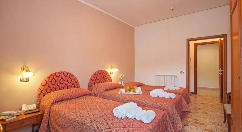 TRIPLE STANDARD Room, Caruso, Naples