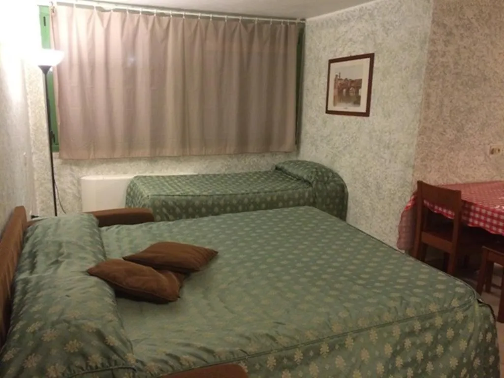 STUDIO CAPACITY 3 Room, Gemini City Centre Studios, Florence